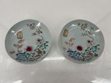 une paire d'assiettes bleues et blanches ornées de fleurs et d'oiseaux