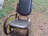 une chaise noire posée dans l'herbe