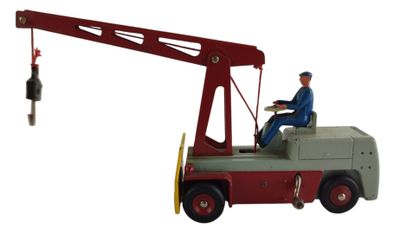 un camion jouet équipé d'une grue à l'arrière