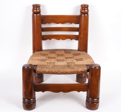 DUDOUIYT (d'après) Chauffeuse en bois, assise paillée.