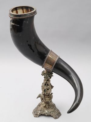 une image représentant un grand objet en forme de corne posé sur un socle
