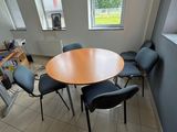 une pièce avec une table et des chaises
