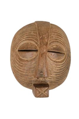 Zaïre: masque lune Tetela en bois tendre à décor strié.