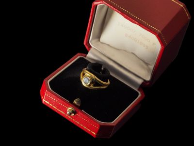 une boîte rouge avec un anneau en or à l'intérieur