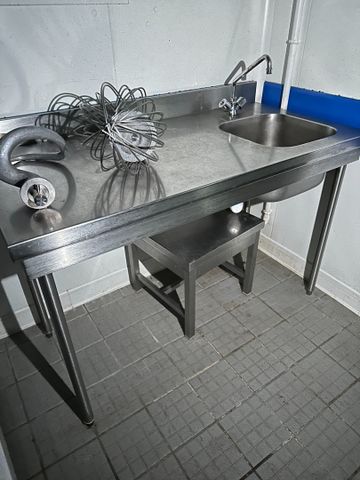 Plonge inox égouttoir gauche, un bac, 140x70. Sans les accessoire...