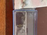 un téléphone portable dans un étui en plastique posé sur une table