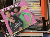 beaucoup de CD dans un bac en plastique posé par terre