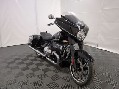 une photo d'une moto noire garée dans une pièce