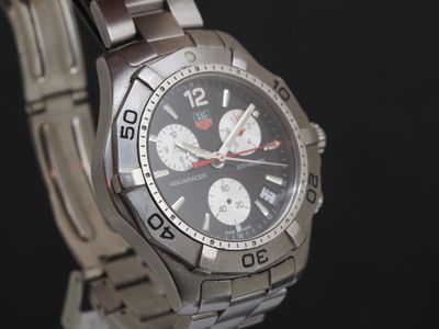gros plan d'une montre sur fond noir