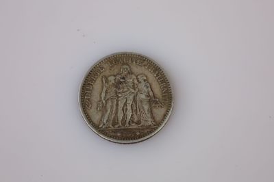 gros plan d'une pièce de monnaie sur une surface blanche avec un fond blanc