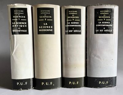 quatre livres sont alignés sur une surface blanche