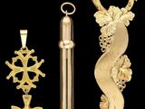 Deux pendentifs en or et un briquet sont représentés sur fond noir