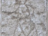 relief représentant un ange sur un bloc de pierre en forme de croix