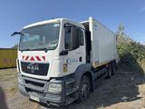 un camion blanc garé dans la poussière
