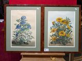 deux tableaux encadrés représentant des tournesols et d'autres fleurs, exposés