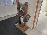 a machine that is sitting on the floor in a room