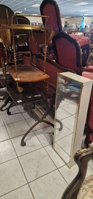 beaucoup de meubles dans un magasin où il y a beaucoup de chaises et une table