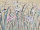 tableau représentant des oiseaux et des fleurs dans un champ d'herbes hautes
