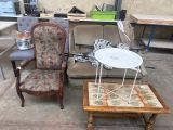 deux chaises, une table et une chaise dans une pièce