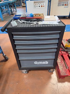 un chariot à outils chargé d'outils dans un entrepôt