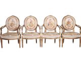 quatre chaises anciennes ornées de motifs floraux sont alignées sur un fond blanc