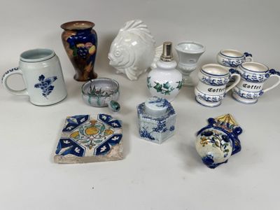 de nombreux types de poteries sur la table