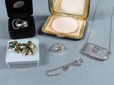 une boîte contenant un collier, une bague, un étui à bague et d'autres bijoux
