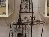 une horloge posée sur un support dans une pièce
