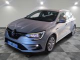 une voiture grise garée dans un garage au sol en damier
