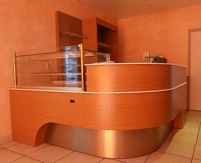 Comptoir en angle en mélaminé comprenant une vitrine réfrigé…