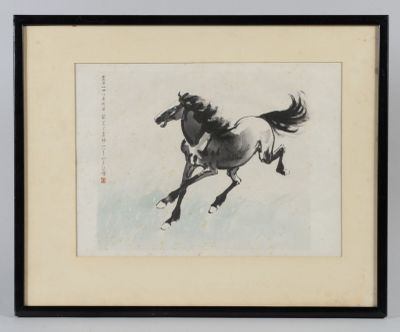 tableau représentant un cheval noir et blanc galopant dans la neige
