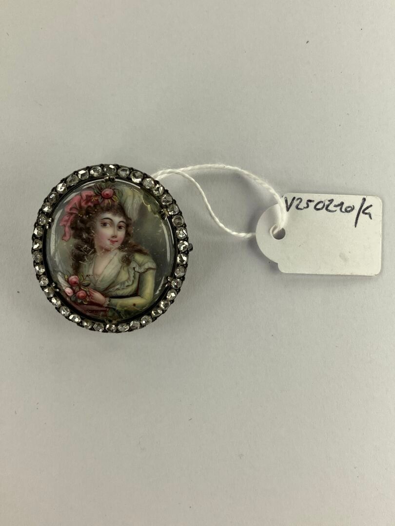 BROCHE de forme circulaire en argent 800 millièmes, miniatur…