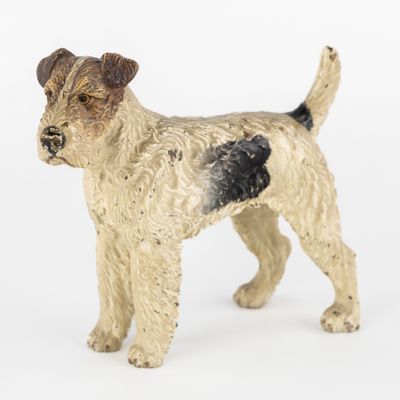 un chien en peluche debout sur une surface blanche