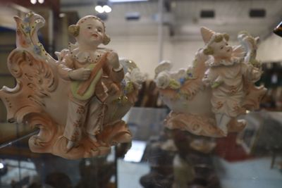 deux figurines exposées dans une vitrine