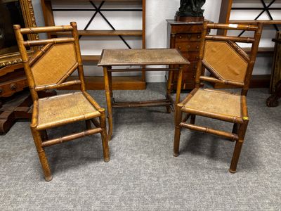 trois chaises et une table dans une pièce