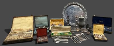 beaucoup de couverts et de couverts sur une table