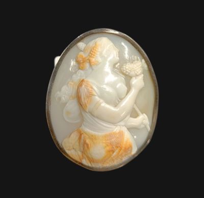 Broche sertie d'un camée coquillage tigré