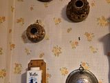un mur sur lequel sont accrochés tout un tas d'objets différents