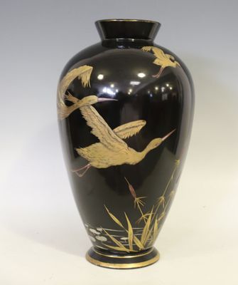 un vase noir orné d'un motif doré