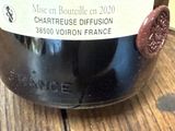 une bouteille de vin posée sur une table, avec une étiquette dessus