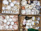 une boîte contenant de nombreux types d'assiettes et de tasses