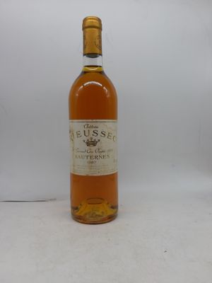 une bouteille de vin posée sur une table