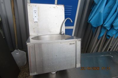 un lavabo au milieu d'une pièce avec des rideaux bleus