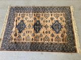 un tapis posé au sol, avec un chat assis dessus
