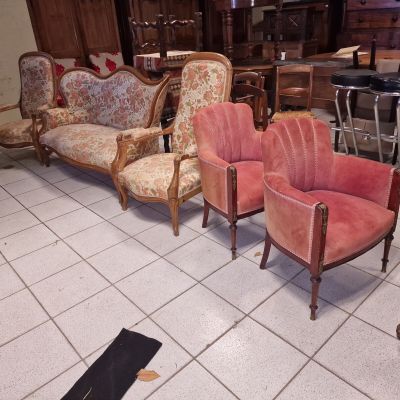 de nombreuses chaises et canapés disposés dans une pièce