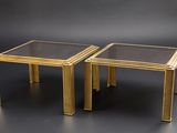 paire de tables d'appoint en laiton et en verre