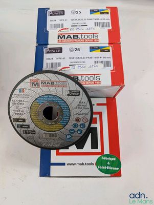 Trois types différents de meules sont posés sur une table