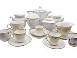 beaucoup de tasses et de soucoupes posées sur la table