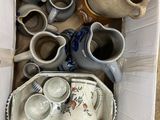 une boîte remplie de vases et de bols de toutes sortes