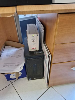 un micro-ondes posé sur un bureau, à côté d'un tiroir